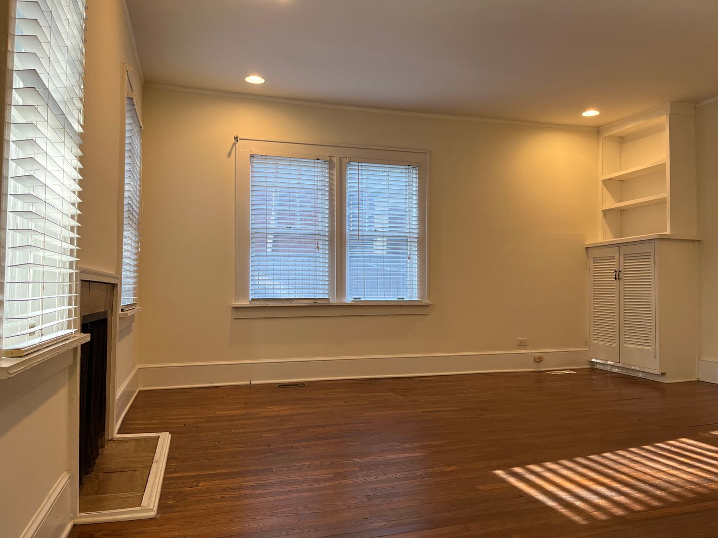 Very Spacious 2/2.5 Condo w/ Off-Street Parking & Enclosed Patio in Great Location!