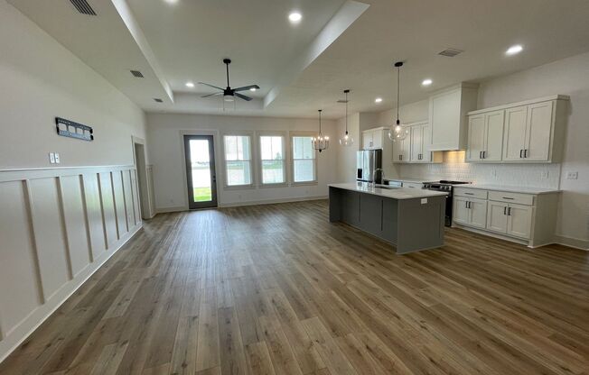 For Lease - 5 BR|2 BA w/ 3 Car Garage in College Station!