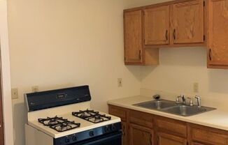 2 beds, 1 bath, 920 sqft, $750, Unit Upper