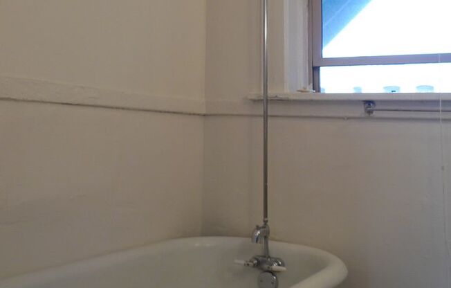 1 bed, 1 bath, 410 sqft, $975, Unit 5 - 130 - 4
