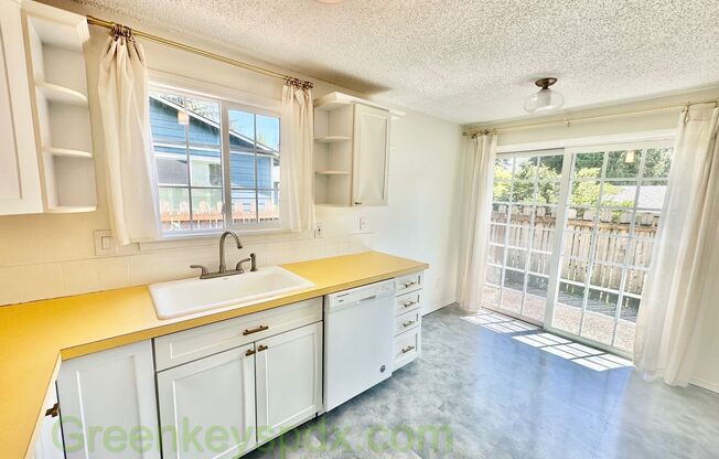 Awesome 2-Bedroom Condo Near Multnomah Village