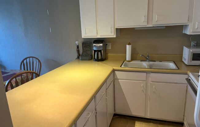 Amazing Ocean View from Pool or Jacuzzi - 1bdrm 1Ba in Datyona Beach - Includes Water/Sewer/Basic Cable & Internet