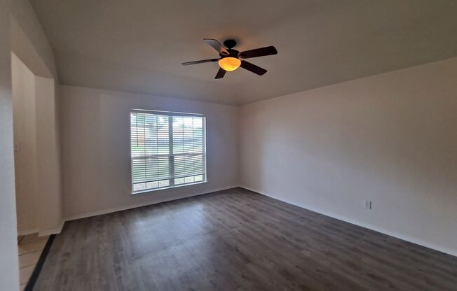 Beautiful 4/2/2 With Community Pool in Mesquite!