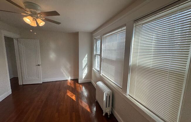 3 beds, 1 bath, $2,395, Unit 5714A Beacon Street