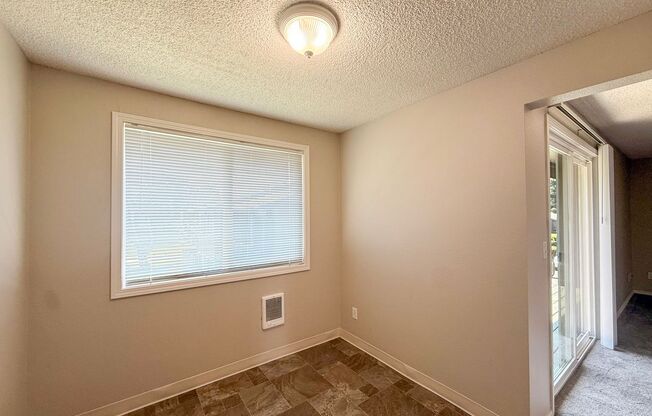 2 beds, 1 bath, 889 sqft, $1,175, Unit 04