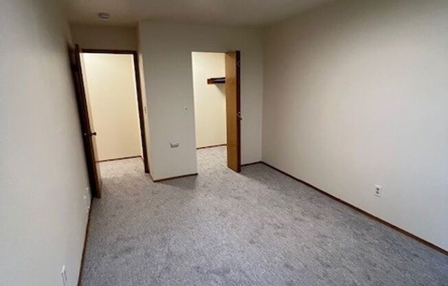 Wakefield Manor 1 bed with renovated kitchen