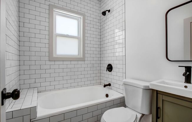 1 Bed / 1 Bath Bungalow Style Apartment in Excellent Virgil Village Location