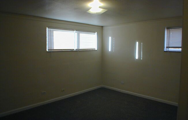 2 beds, 1 bath, 647 sqft, $875, Unit Apt B