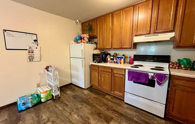 2 beds, 1 bath, $1,295, Unit 34