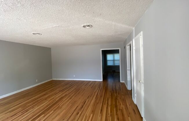 2 beds, 1 bath, $795, Unit 915 N Oliver
