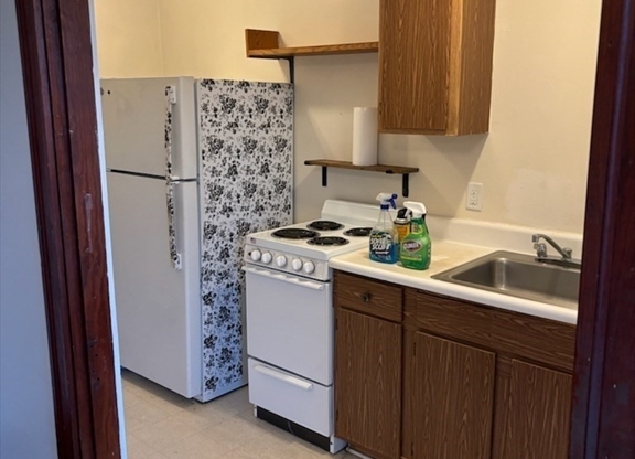 Studio, 1 bath, 400 sqft, $1,550, Unit 32