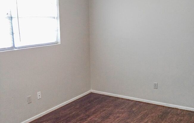 2 beds, 1 bath, 910 sqft, $725, Unit A