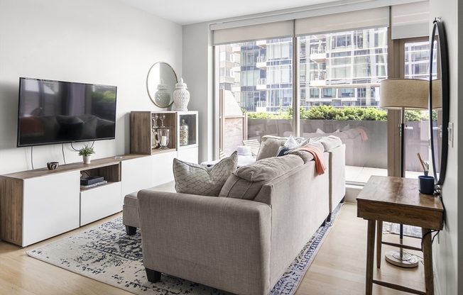 1 bed, 1 bath, 693 sqft, $6,000, Unit 520