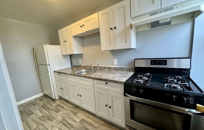 3 beds, 1 bath, $1,325, Unit 3C