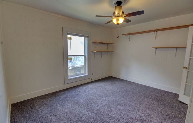 2 beds, 1 bath, 820 sqft, $695, Unit upper