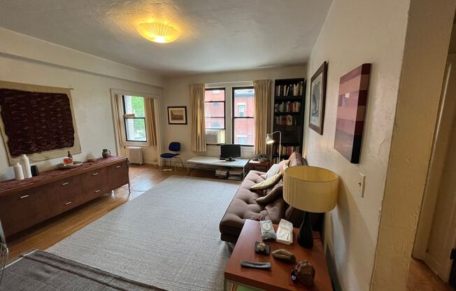 Fully Furnished 1 Bedroom, 1 Bathroom Condo in the Heart of Shadyside Available Now!