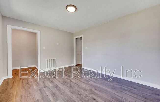 1033 57 ST W