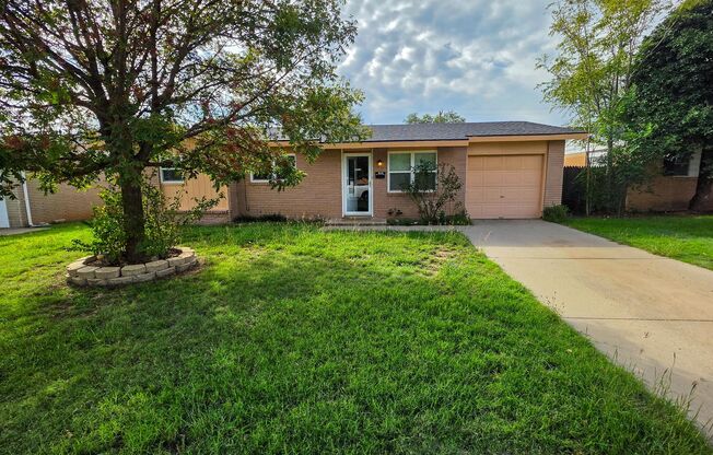 3 Bed 1 Bath home with garage for rent!