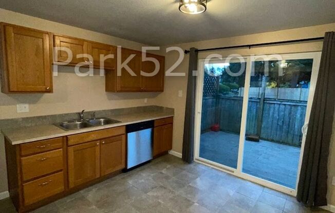 2 beds, 1 bath, $1,650, Unit 1114 S Monroe St.