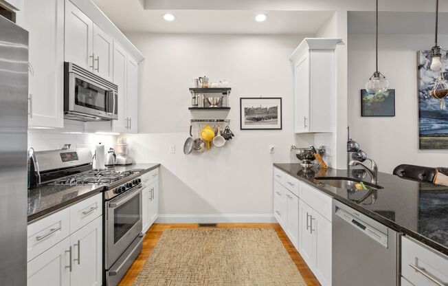New 2BR2BA Condo in Jefferies Point with Backyard