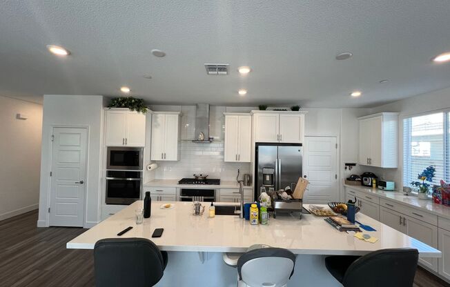 Gorgeous Like-New 4 Bedroom!