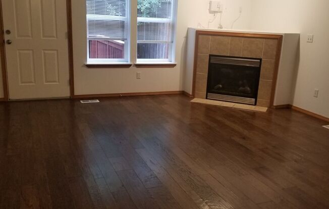 BACK ON MARKET-Quiet Townhouse Condo in Hidden area of Lynnwood off 164th! Small Pet OK!