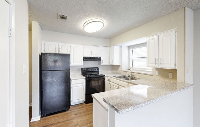 1 bed, 1 bath, 825 sqft, $834