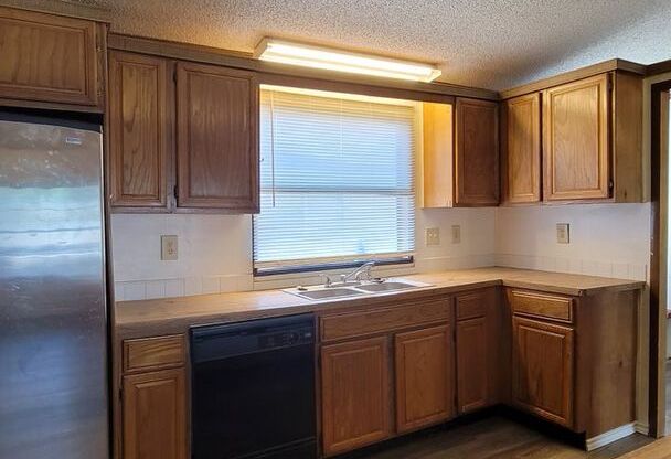 3 beds, 2 baths, $1,300