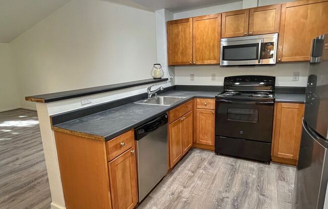 East Hill 2-bedroom top-floor unit w/s/g included
