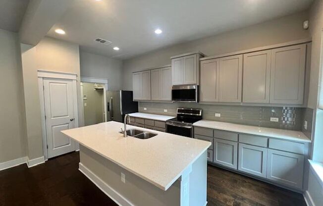 Gated Community / 3 bedroom, 2.5 baths, 3 living rooms / Near Domain