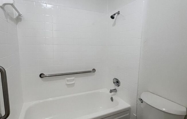1 bed, 1 bath, 660 sqft, $950, Unit 215