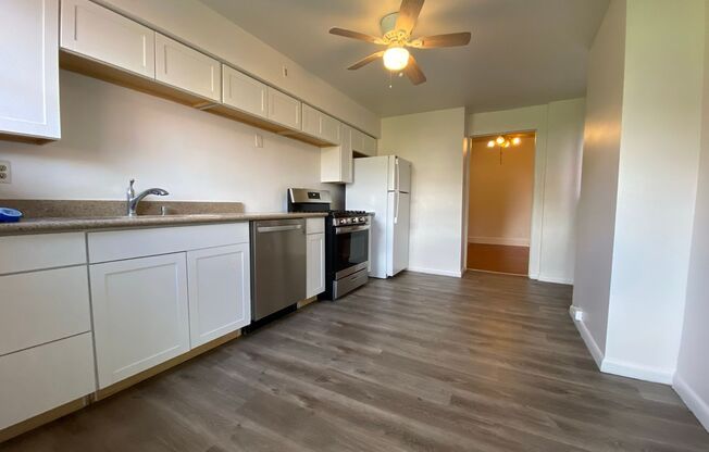 Super Spacious Townhome Close to Campus! Washer & Dryer Provided! Call Now!