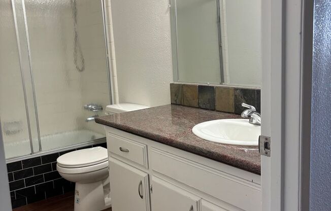 2 beds, 1 bath, $1,500, Unit 3913 Manor Street A