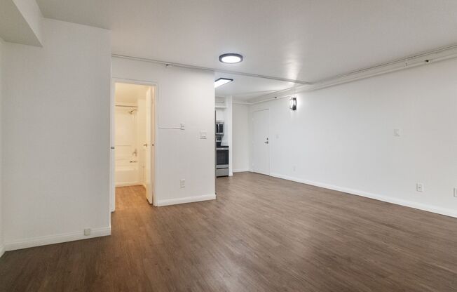 Studio, 1 bath, 800 sqft, $1,975, Unit 324
