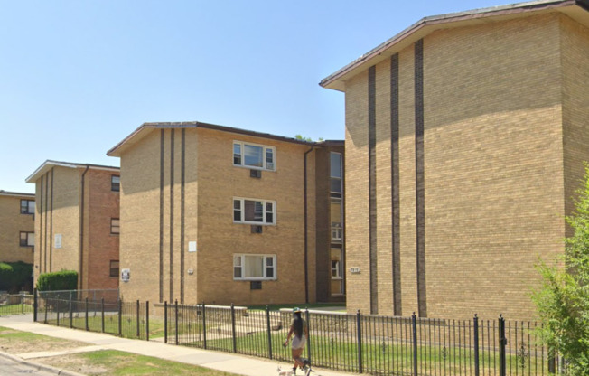 7818-7820 South Shore Drive