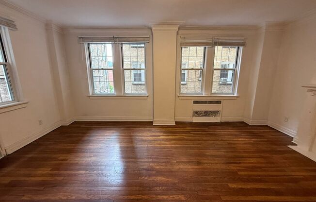 1 bed, 1 bath, 962 sqft, $1,510, Unit New King Edward  306