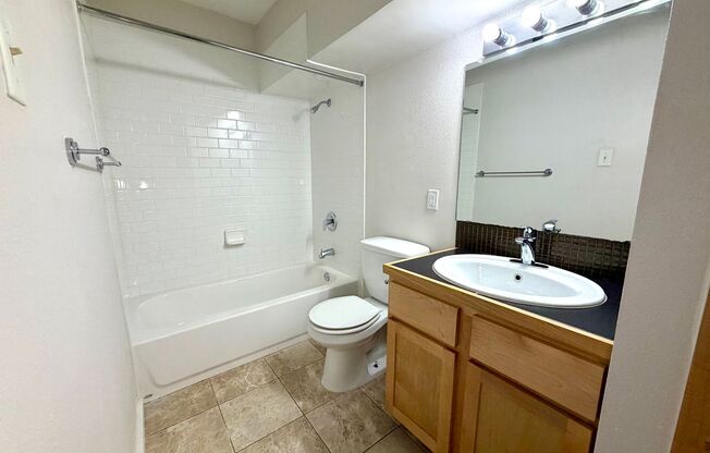 1 bed, 1 bath, 700 sqft, $899, Unit LAW11-213