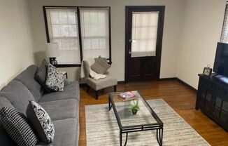 1 bed, 1 bath, $1,195, Unit 1312 W. Jackson St.