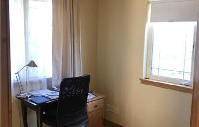 Wonderful Fully Furnished Cairn Cottage in Coupeville on a Cul de Sac