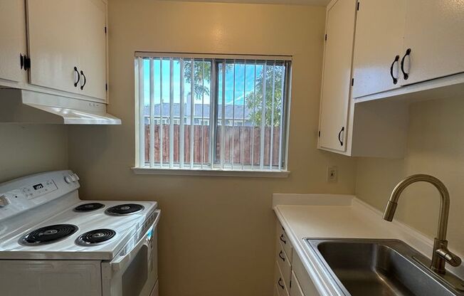 Great Value! Downstairs 1 bedroom 1 bath apartment w/ assigned parking!