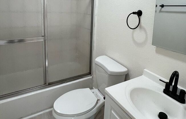 2 beds, 1 bath, $2,650, Unit 5