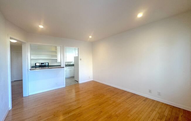 Mission District: Cottage-Like Apartment w/ Private Patio & Garage Parking