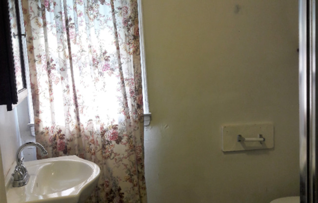 2 beds, 1 bath, $2,095, Unit Unit 4 (3rd Fl)