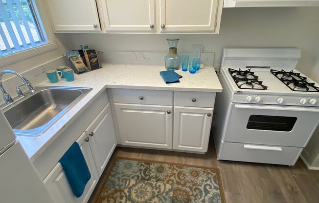 2 beds, 1 bath, $2,295, Unit 2432 Bradshawe, Unit B