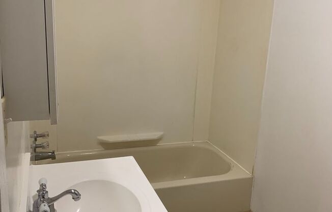 2 beds, 1 bath, $1,395, Unit 3rd floor