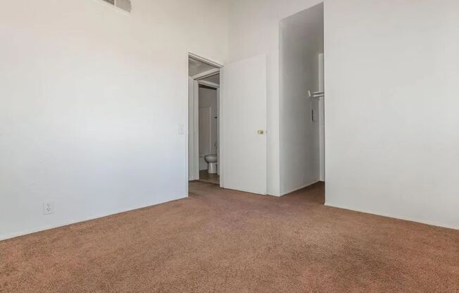 2 beds, 1 bath, 820 sqft, $1,200, Unit 2-70