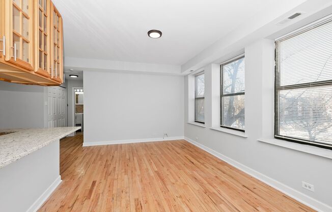 One Bedroom Unit in South Shore - Move In Fee Special