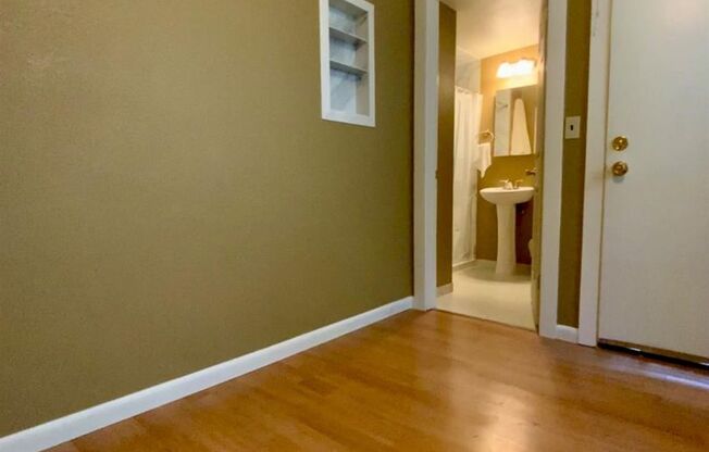 Absolutely ADORABLE 2/2!! Please read entire ad for viewings!