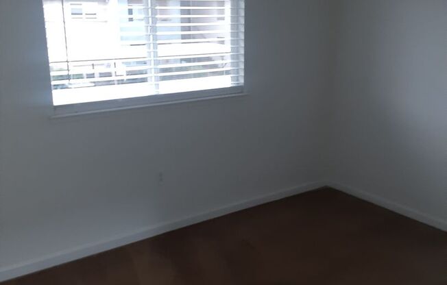 3 beds, 2 baths, 1,076 sqft, $2,250, Unit 2002