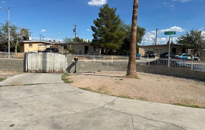 3 BEDROOMS 2 BATHROOMS HOUSE AVAILABLE FOR RENT !!!